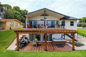 Waterfront 5 BR w/ Hot Tub Sleeps 13!