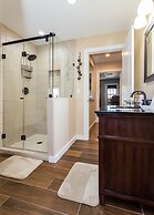 Waterfront 5 BR w/ Hot Tub Sleeps 13!