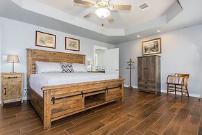 Waterfront 5 BR w/ Hot Tub Sleeps 13!