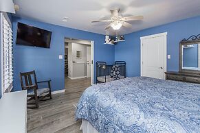 Waterfront 5 BR w/ Hot Tub Sleeps 13!