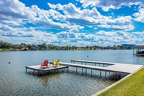 Waterfront 5 BR w/ Hot Tub Sleeps 13!