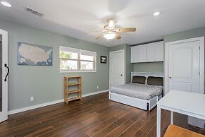 Waterfront 5 BR w/ Hot Tub Sleeps 13!