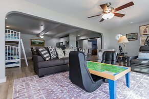 Waterfront 5 BR w/ Hot Tub Sleeps 13!