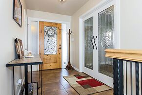 Waterfront 5 BR w/ Hot Tub Sleeps 13!