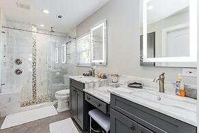 Waterfront 5 BR w/ Hot Tub Sleeps 13!