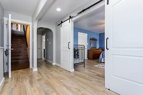 Waterfront 5 BR w/ Hot Tub Sleeps 13!