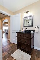 Waterfront 5 BR w/ Hot Tub Sleeps 13!