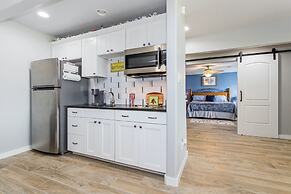 Waterfront 5 BR w/ Hot Tub Sleeps 13!