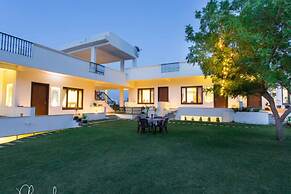 Devraj Villa-A Luxury Homestay with Pool