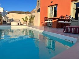 Pink Freud Villas Santorini