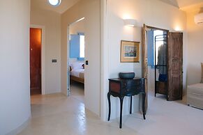 Pink Freud Villas Santorini