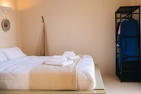 Pink Freud Villas Santorini