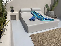 Pink Freud Villas Santorini