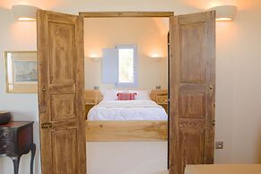 Pink Freud Villas Santorini