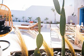 Pink Freud Villas Santorini