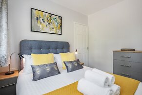 Ascot Pet Friendly 4 Bed House Parking
