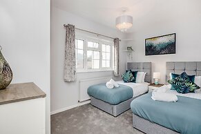 Ascot Pet Friendly 4 Bed House Parking