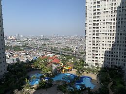 Cozy Living 2BR at Seasons City Apartment near Mall