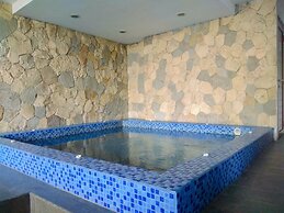 Deluxe and Modern Studio M Gold Tower Apartment