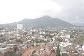 Relaxing Studio at Pinewood Apartment near UNPAD Jatinangor