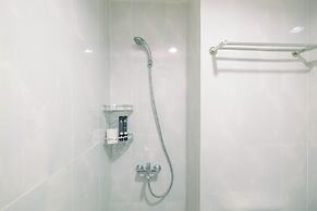 Cozy Living Studio Room at Evenciio Margonda Apartment