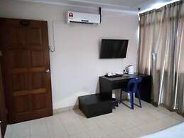 OYO 90376 Centre Point Hotel