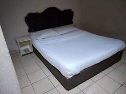 OYO 90376 Centre Point Hotel