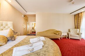 Twins  Boutique Hotel