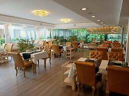 Twins  Boutique Hotel