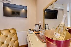 Twins  Boutique Hotel