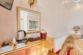 Twins  Boutique Hotel