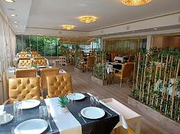 Twins  Boutique Hotel