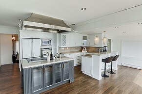 Stunning Views of the Okanagan Lake