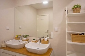 Magnificent 1 Bedroom Apartment With Views Over The Ocean