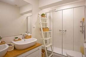 Magnificent 1 Bedroom Apartment With Views Over The Ocean