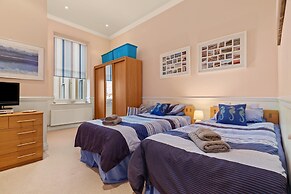 7 South Beach Court - Sea Front Apartment With Spectacular Sea Views