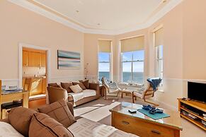 7 South Beach Court - Sea Front Apartment With Spectacular Sea Views