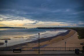 7 South Beach Court - Sea Front Apartment With Spectacular Sea Views