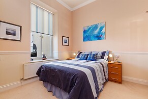 7 South Beach Court - Sea Front Apartment With Spectacular Sea Views