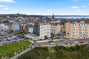 7 South Beach Court - Sea Front Apartment With Spectacular Sea Views