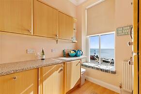 7 South Beach Court - Sea Front Apartment With Spectacular Sea Views