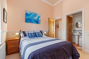 7 South Beach Court - Sea Front Apartment With Spectacular Sea Views