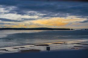 7 South Beach Court - Sea Front Apartment With Spectacular Sea Views