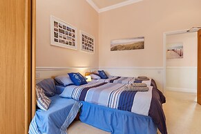 7 South Beach Court - Sea Front Apartment With Spectacular Sea Views