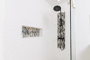 Massive Oceanfront Villa - Spa - Sauna - Gameroom - Malmok!