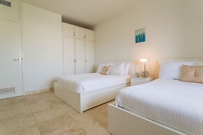 Lovely Condo at Eagle Beach! Great Views