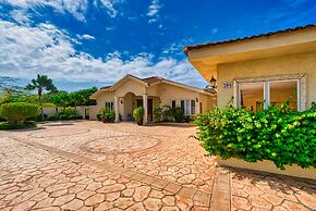 Private Beach Ocean Front Boat Dock Tiki Bar