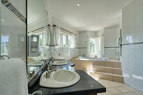 Private Beach Ocean Front Boat Dock Tiki Bar