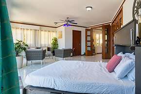 Private Beach Ocean Front Boat Dock Tiki Bar