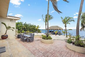 Private Beach Ocean Front Boat Dock Tiki Bar